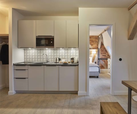 Comfort Apartment, Non Smoking | Private kitchen | Fridge, stovetop