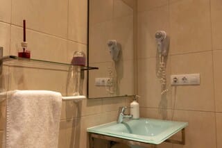 Basic Single Room, Shared Bathroom | Bathroom | Free toiletries, hair dryer, towels, soap