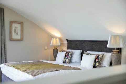 Premier Suite with Sea View | Hypo-allergenic bedding, minibar, in-room safe, desk