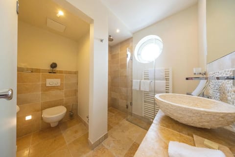 Suite with Partial Sea View | Bathroom | Shower, rainfall showerhead, hair dryer, bathrobes