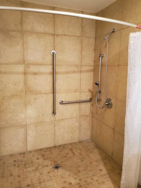 Basic Room, 1 Queen Bed, Accessible | Bathroom | Combined shower/tub, towels