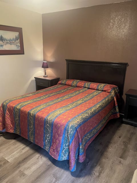 Room, 1 Queen Bed | Free WiFi, bed sheets