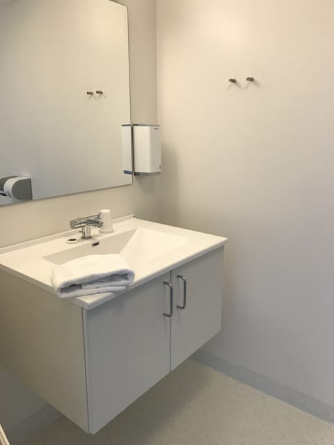 Shower, rainfall showerhead, free toiletries, hair dryer