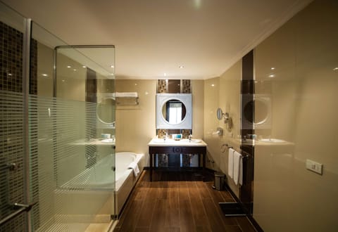 Crystal Jacuzzi Suite (Posh Club) | Bathroom | Free toiletries, hair dryer, towels, soap