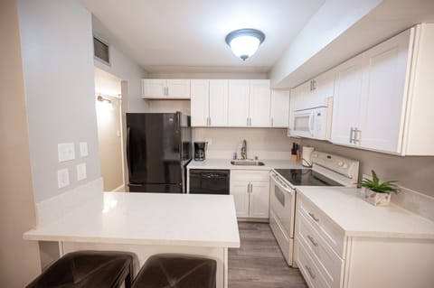 Superior Apartment, Multiple Beds, Non Smoking | Private kitchen | Fridge, microwave, oven, stovetop