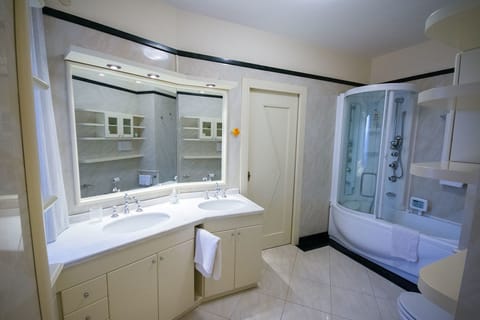 City Center n.2 | Bathroom | Shower, rainfall showerhead, free toiletries, hair dryer