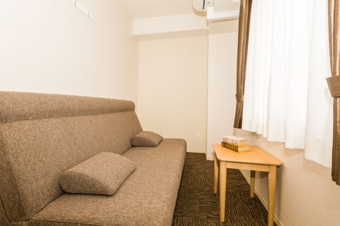 Deluxe Quadruple Room | Desk, blackout drapes, free WiFi, bed sheets