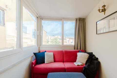 Apartment (Attic) | Bathroom | Shower, free toiletries, hair dryer, bidet