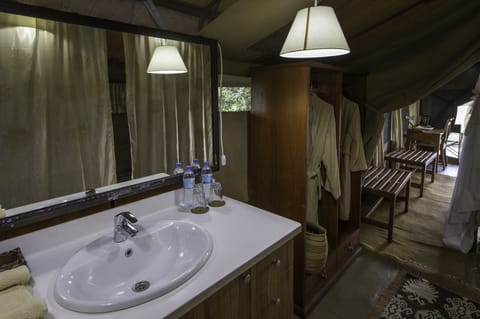 Luxury Tent Twin | Bathroom | Shower, rainfall showerhead, free toiletries, bathrobes