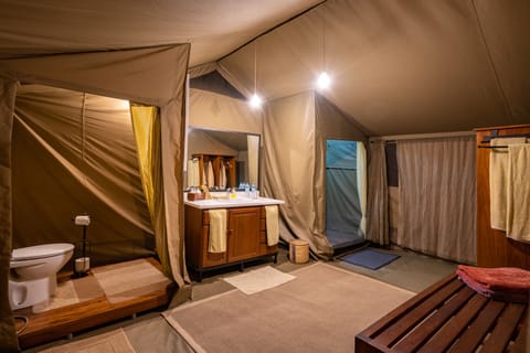 Luxury Tent Triple | Bathroom | Shower, rainfall showerhead, free toiletries, bathrobes