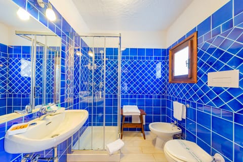 Double Room, Garden View | Bathroom | Shower, hair dryer, bidet, towels