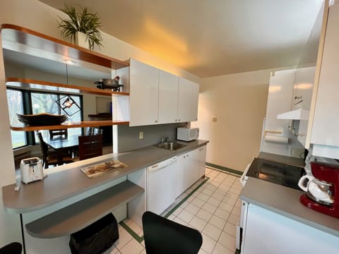 Condo, 2 Bedrooms, Kitchen | Private kitchen | Fridge, microwave, stovetop, dishwasher