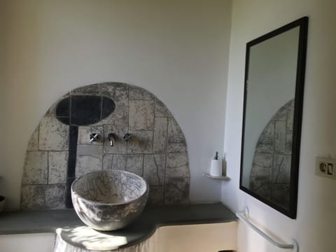 Studio Deluxe | Bathroom | Shower, free toiletries, hair dryer, bidet