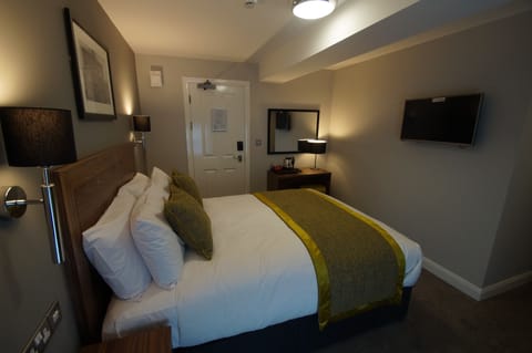 Large Double Room | Desk, soundproofing, iron/ironing board, free WiFi