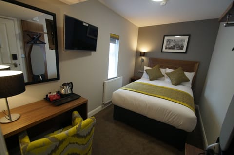 Large Double Room | Desk, soundproofing, iron/ironing board, free WiFi