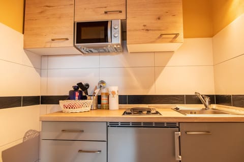 Studio | Private kitchen | Full-size fridge, microwave, oven, stovetop