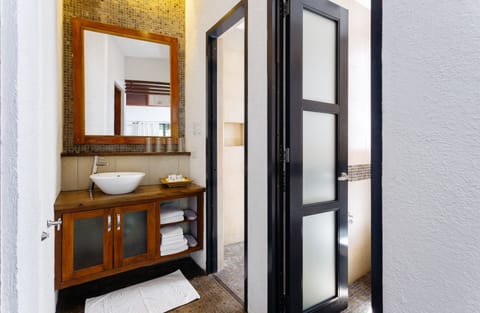 Penthouse Suite | Bathroom | Shower, free toiletries, hair dryer, slippers