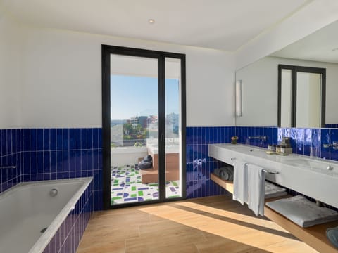 Suite Privilege | Bathroom | Shower, rainfall showerhead, free toiletries, hair dryer