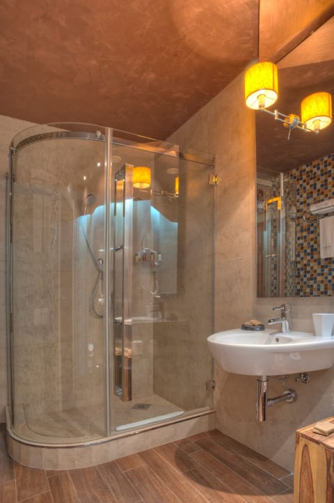 Standard Double Room | Bathroom shower