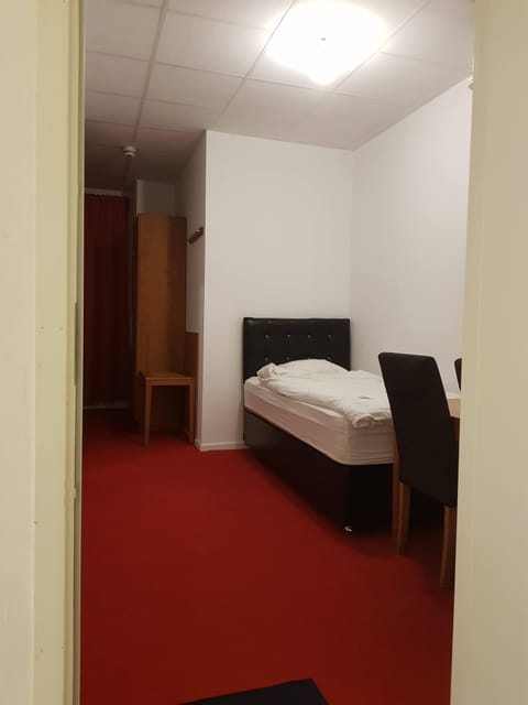 Twin Room | Soundproofing, iron/ironing board, free WiFi, bed sheets