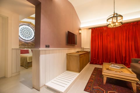 Junior Suite | Minibar, in-room safe, individually decorated, individually furnished