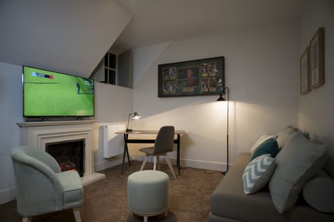 In-room safe, desk, free WiFi