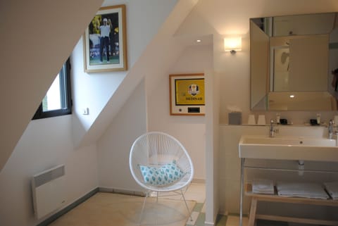 Combined shower/tub, free toiletries, hair dryer, towels