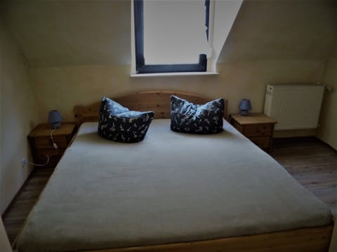 Double Room (Waterbed) | Minibar, free WiFi, bed sheets