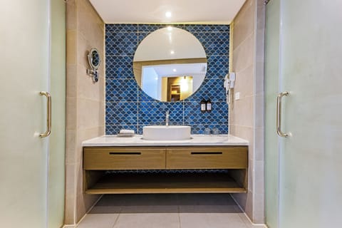 Premium Jacuzzi Suite | Bathroom | Free toiletries, hair dryer, slippers, towels