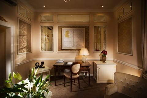 Senior Suite | In-room dining