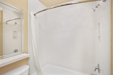 Combined shower/tub, free toiletries, hair dryer, towels