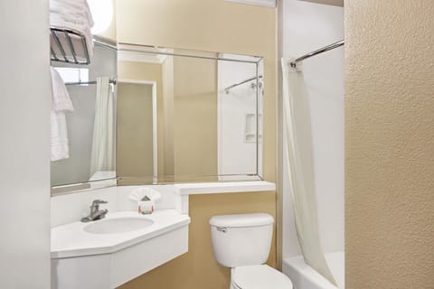 Combined shower/tub, free toiletries, hair dryer, towels