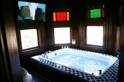 Room 10 | Private spa tub