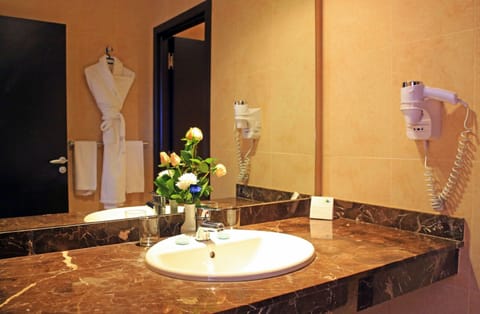 Suite | Bathroom | Free toiletries, hair dryer, towels