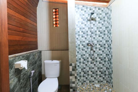 Superior Bungalow (AC) | Bathroom | Shower, hydromassage showerhead, free toiletries, towels