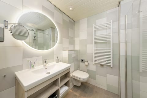 Standard Double Room, 1 Queen Bed | Bathroom | Shower, rainfall showerhead, towels
