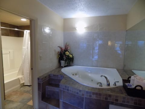 Suite, 1 King Bed, Non Smoking (Jacuzzi) | Jetted tub