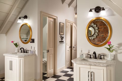 Elite Quadruple Room | Bathroom | Free toiletries, hair dryer, bathrobes, towels