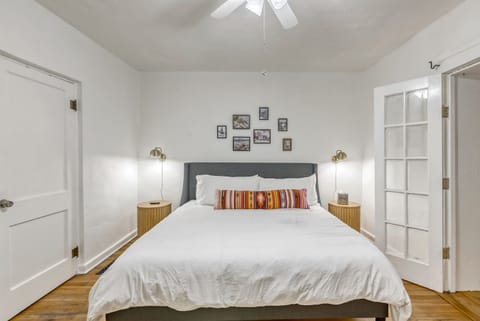 Deluxe Room, 1 King Bed | Bathroom | Free toiletries, hair dryer, bathrobes, towels
