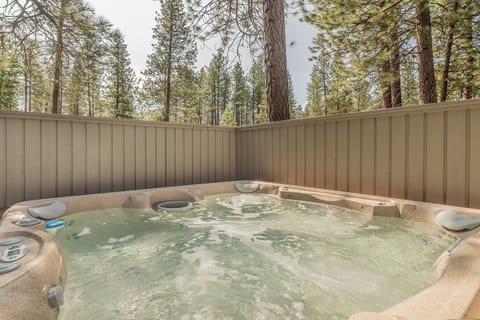 Large Private Hot Tub / Soak and Relax
