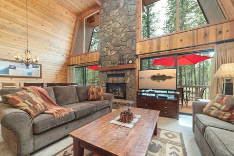 Beautiful Great Room / 18' Fireplace / Blue & Buggy Pine Throughout