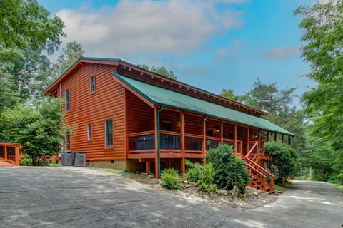 Plenty of parking - 5-6 vehicles