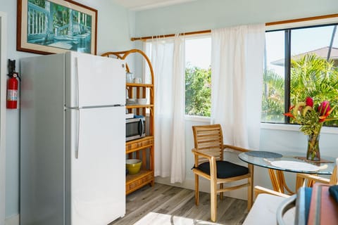 BLUE HAWAII KITCHEN SEATING AREA