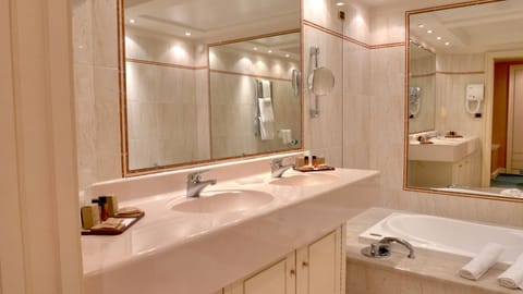 Junior Suite, Sea View | Bathroom | Free toiletries, hair dryer, bidet, towels