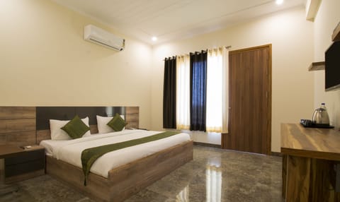 Deluxe Room - For National Indian Only | Desk, soundproofing, iron/ironing board, cribs/infant beds