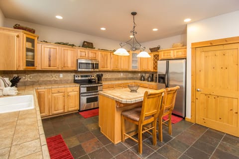All Stainless Appliances / Lots of Counter Space / Large Pantry