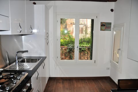 Kitchen with double window on the Canal