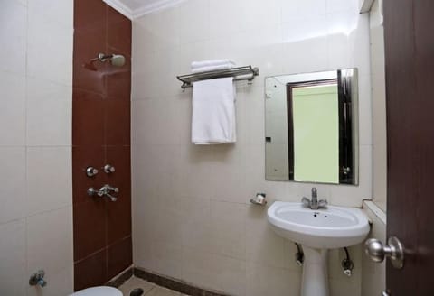 Deluxe Double or Twin Room, 2 Twin Beds, Accessible | Bathroom | Shower, free toiletries, slippers, towels