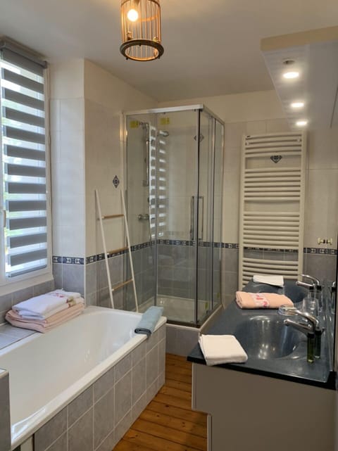 Double Room (Art floral) | Bathroom | Free toiletries, hair dryer, towels