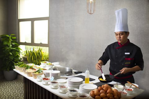 Daily full breakfast (VND 230000 per person)